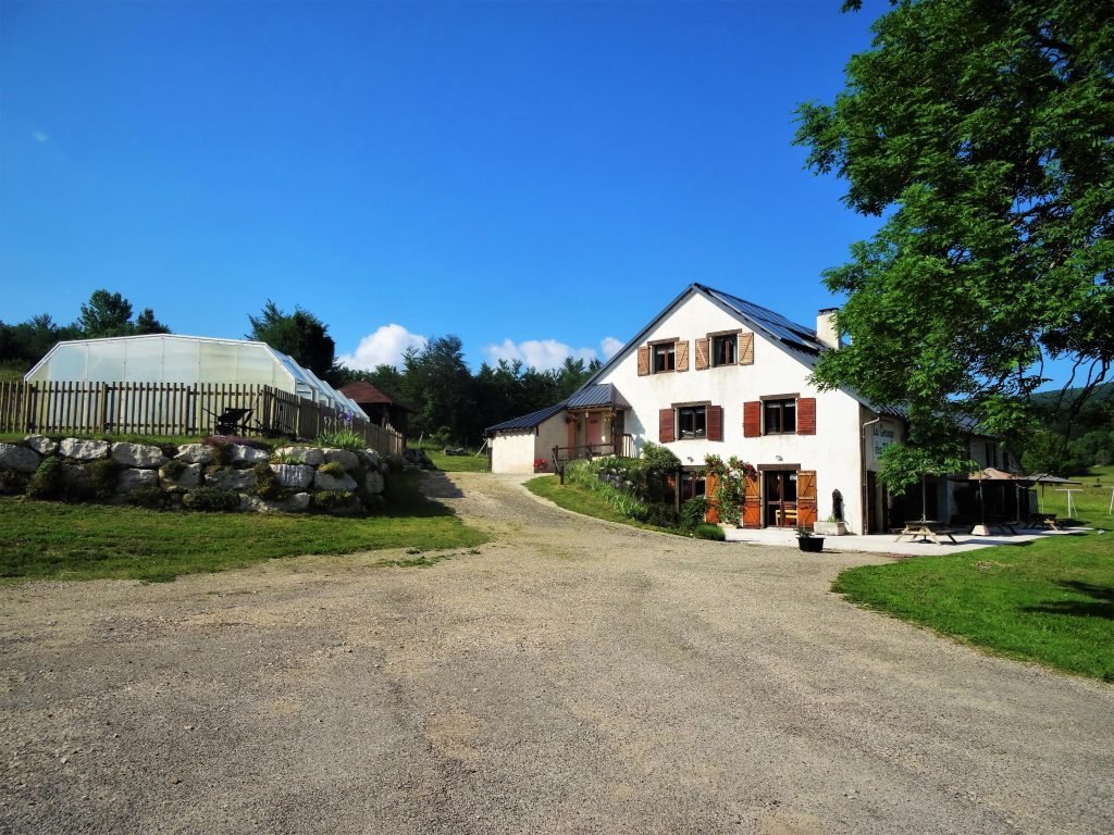 La Grange des Plans, ferme et gîte de groupe sur le plateau de Retord, sous un ciel bleu