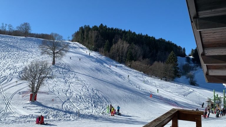 Le plateau de Retord sous la neige, pistes et sapins