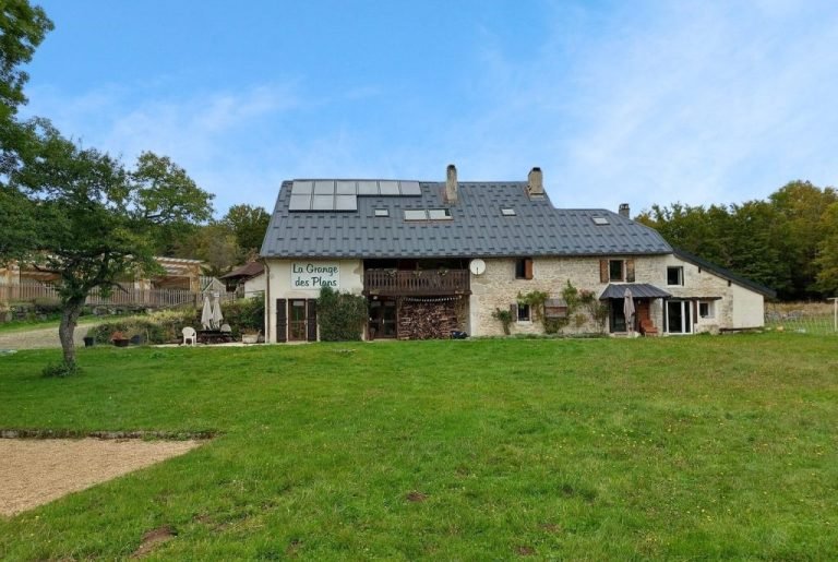 Le gîte de groupe, ancienne ferme rénovée, entouré de verdure