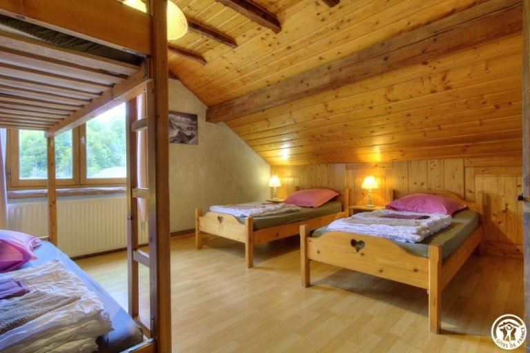 Bedroom with two single beds